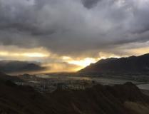 太阳落山了打一字,日落余晖映大地